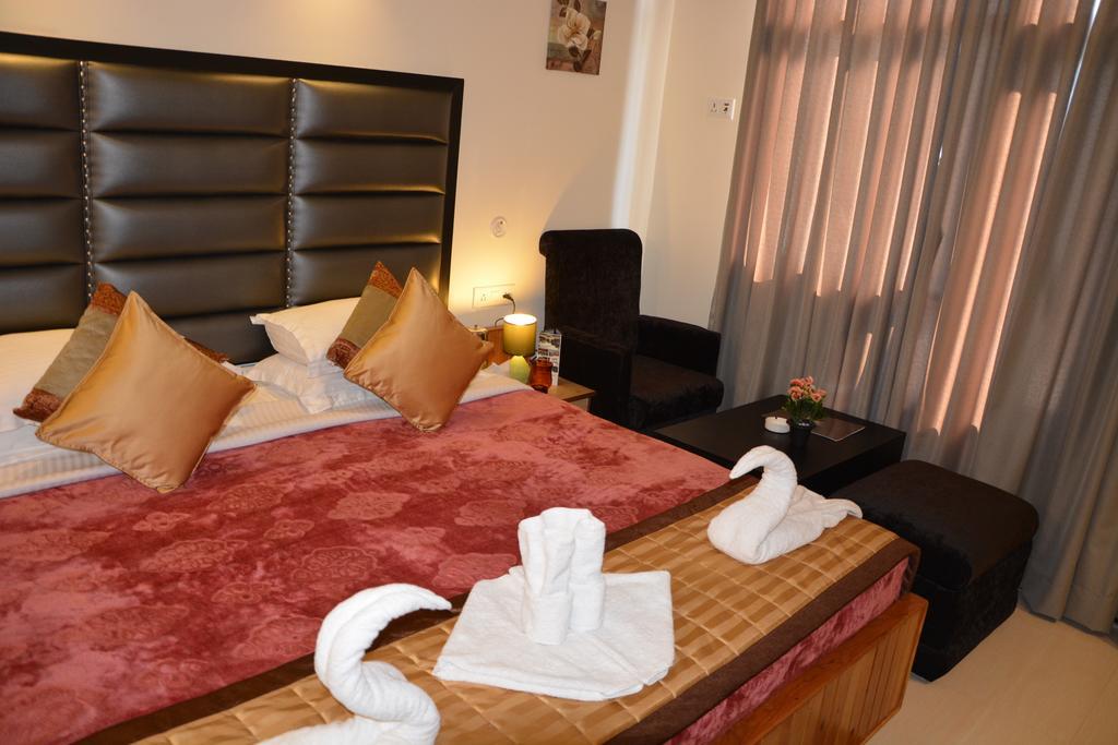 Harshikhar Hotel Bhīm Tāl Camera foto