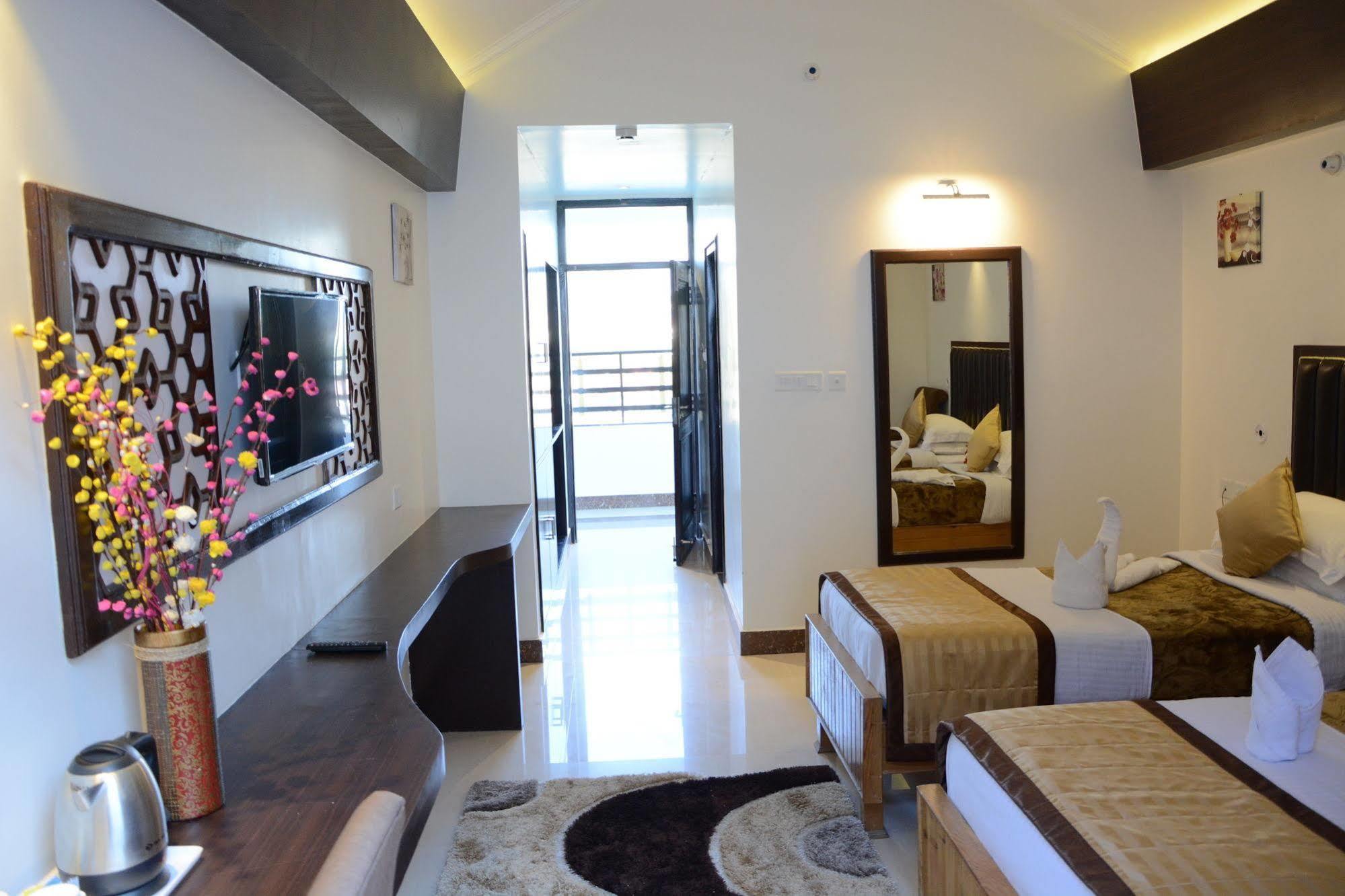 Harshikhar Hotel Bhīm Tāl Esterno foto