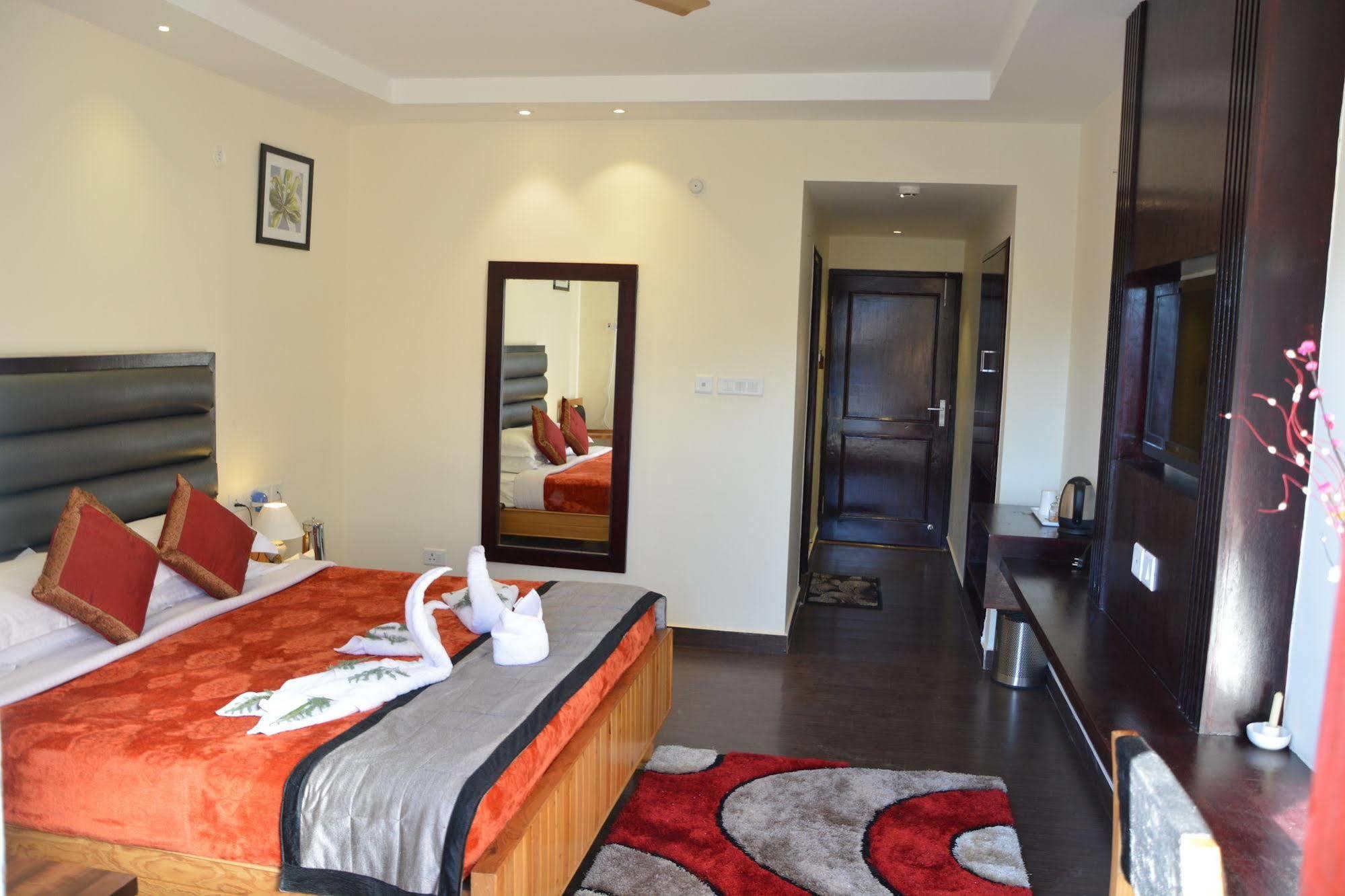 Harshikhar Hotel Bhīm Tāl Esterno foto
