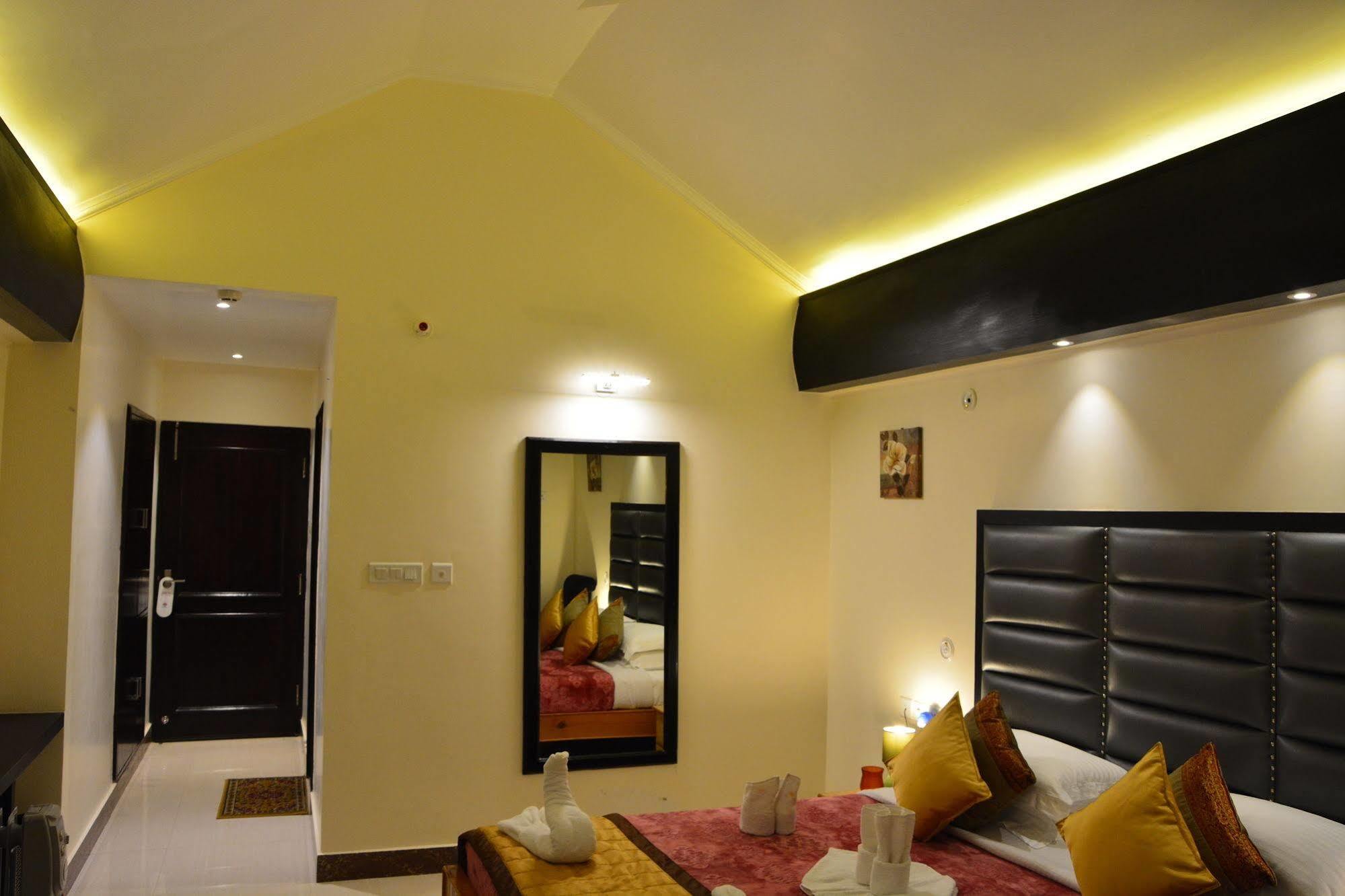 Harshikhar Hotel Bhīm Tāl Esterno foto