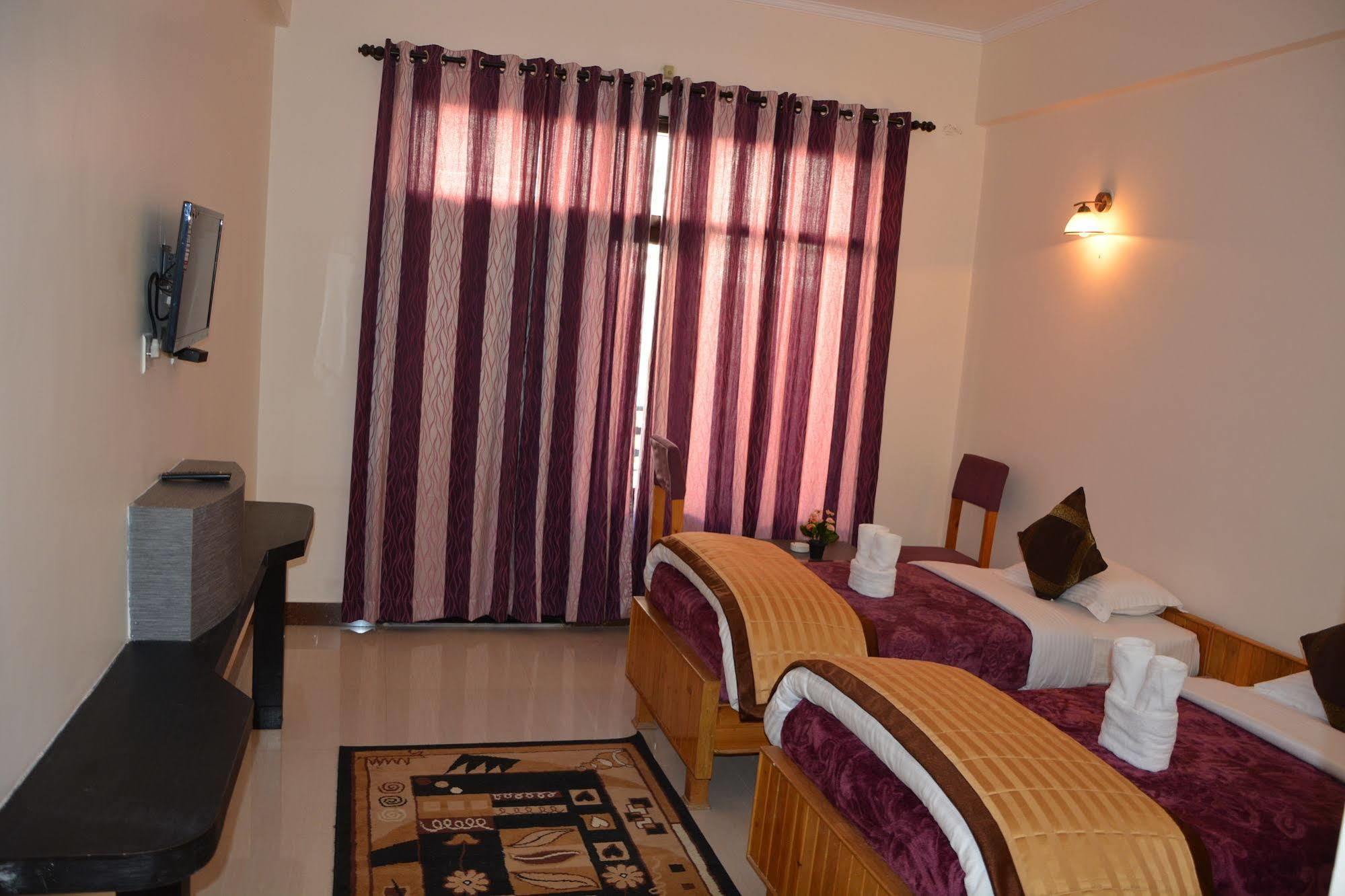 Harshikhar Hotel Bhīm Tāl Esterno foto